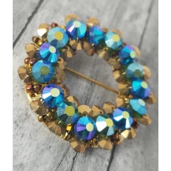 Signed HOBE Aurora Borealis Sequin-Style Brooch– Vintage 60s Designer Jewelry - Picture 5 of 6